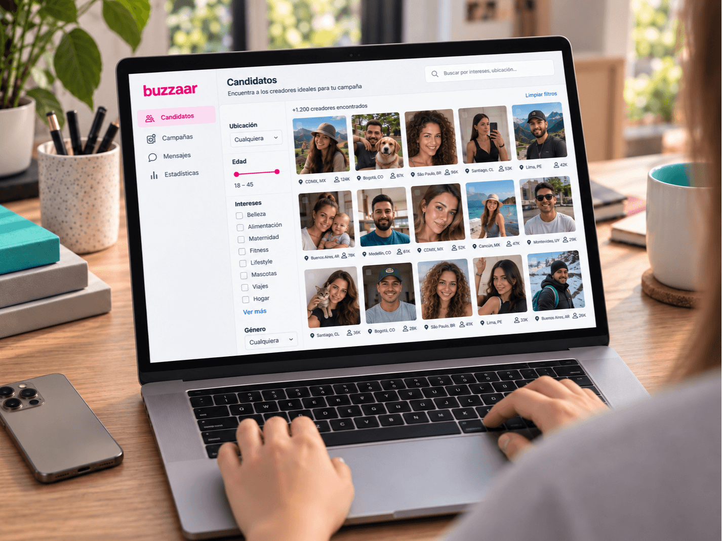 Espacio de trabajo de un brand manager con panel de segmentación de audiencia