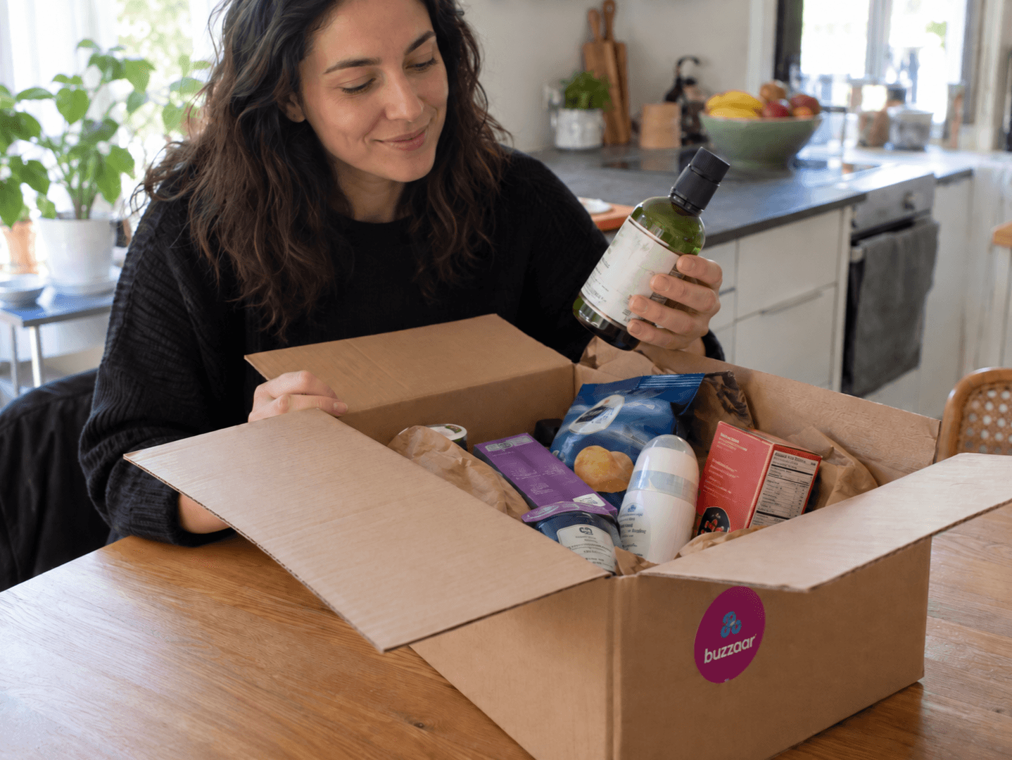 Unboxing de um Buzz-Kit da marca com os produtos organizados dentro