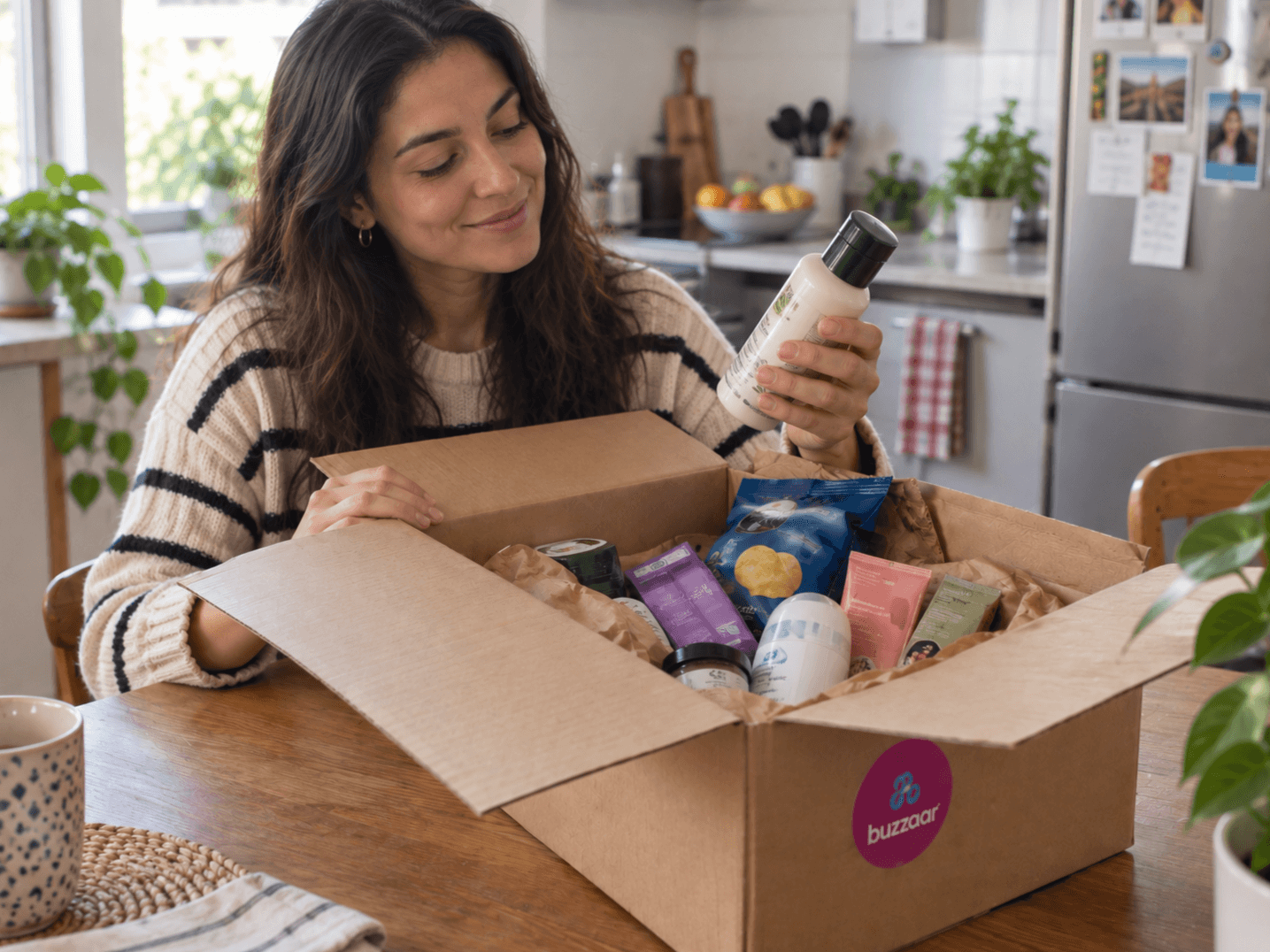 Unboxing de un Buzz-Kit de marca con productos organizados en su interior